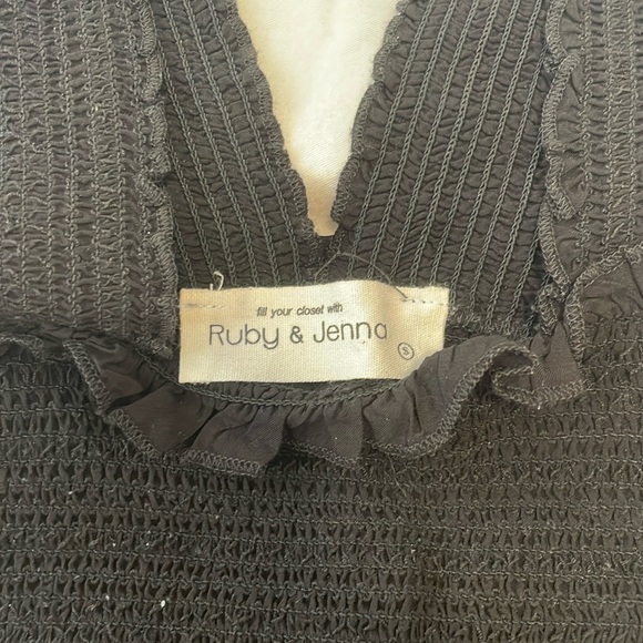 Small black Ruby & Jenna crop top - Picture 3 of 3